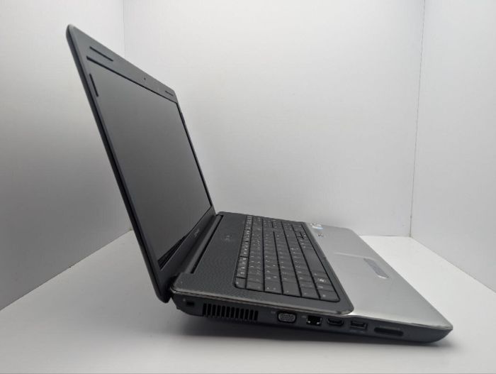 Ноутбук HP Compaq CQ71 / 17.3" (1600x900) TN / Intel Pentium T3400 (2 ядра по 2.1 GHz) / 4 GB DDR2 / 320 GB HDD / Intel HD Graphics / WebCam / DVD-ROM б/в - зображення 4