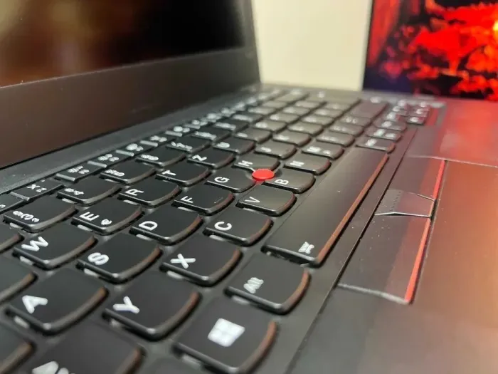 Ноутбук Lenovo ThinkPad T470 / 14" (1920x1080) IPS / Intel Core i5-6200U (2 (4) ядра по 2.3 - 2.8 GHz) / 8 GB DDR4 / 256 GB SSD M.2 / Intel HD Graphics 520 / WebCam / Windows 10 б/в - зображення 6