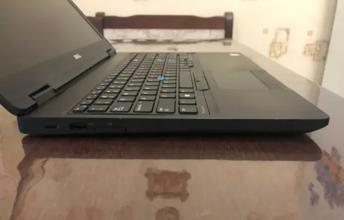 Робоча станція Dell Precision 3520 / 15.6" (1920x1080) IPS / Intel Core i7-7700HQ (4 (8) ядра 2.8 - 3.8 GHz) / 16 GB DDR4 / 512 GB SSD / nVidia Quadro M620, 2 GB GDDR5, 128-bit / WebCam б/в - зображення 5