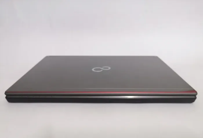 Ноутбук Fujitsu Lifebook E736 / 13.3" TN / Core i5-6300U (2(4) ядра по 2.4-3GHz) / 8GB DDR4 / 500GB HDD / HD Graphics 520 / WebCam б/в - зображення 5