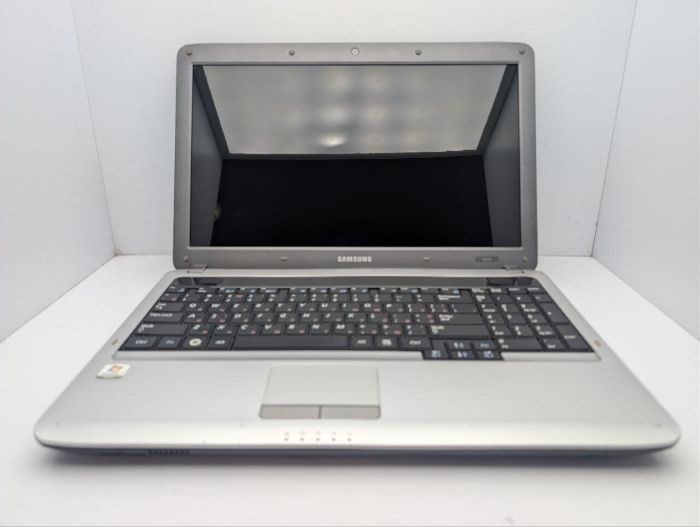 Ноутбук Samsung R528 / 15.6" (1366x768) TN / Intel Pentium T4500 (2 ядра по 2.3 GHz) / 6 GB DDR3 / 320 GB HDD / Intel Graphics / WebCam / DVD-ROM б/в - изображение 3