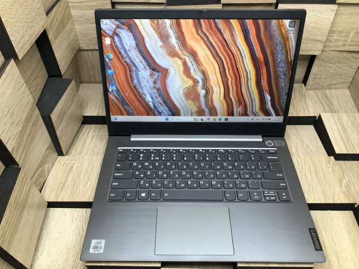 Ультрабук Б-клас Lenovo ThinkBook 14-IML / 14" (1920x1080) IPS / Intel Core i5-10210U (4 (8) ядра по 1.6 - 4.2 GHz) / 8 GB DDR4 / 256 GB SSD M.2 / Intel UHD Graphics / WebCam / Fingerprint / HDMI б/в - зображення 2