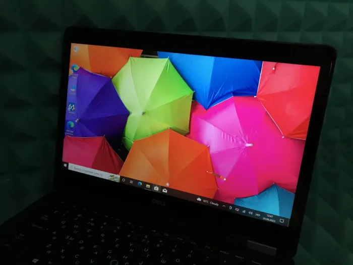 Ультрабук Б-клас Dell Latitude E7470 / 14" (2560x1440) IPS Touch / Intel Core i7-6600U (2 (4) ядра по 2.6 - 3.4 GHz) / 8 GB DDR4 / 256 GB SSD / Intel HD Graphics 520 / WebCam / HDMI / Windows 10 б/в - зображення 3