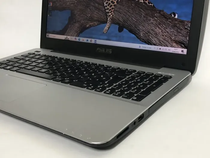 Ноутбук Б-клас Asus F555U / 15.6" (1920x1080) TN / Intel Core i7-6500U (2 (4) ядра по 2.5 - 3.1 GHz) / 8 GB DDR3 / 256 GB SSD / nVidia GeForce 940M, 2 GB DDR3, 64-bit / WebCam / DVD-ROM / Win 10 Home б/в - зображення 9