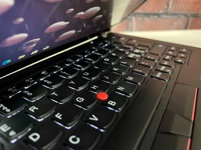 Ультрабук Lenovo ThinkPad X13 Gen 1 / 13.3" (1920x1080) IPS / Intel Core i5-10210U (4 (8) ядра по 1.6 - 4.2 GHz) / 8 GB DDR4 / 256 GB SSD M.2 / Intel UHD Graphics / WebCam б/в - зображення 3