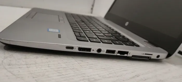 Ноутбук HP EliteBook 840 G3 / 14" TN / Core i5-6300U (2(4) ядра по 2.4-3 GHz) / 8GB DDR4 / 256GB SSD / HD Graphics 520 / WebCam / АКБ не тримає б/у - зображення 5