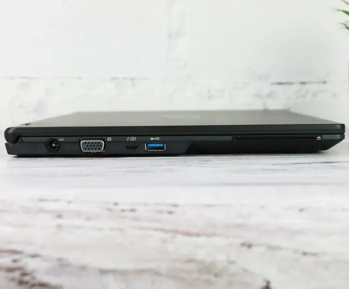 Ультрабук Fujitsu LifeBook U749 / 14" (1920x1080) IPS / Intel Core i5-8265U (4 (8) ядра по 1.6 - 3.9 GHz) / 16 GB DDR4 / 256 GB SSD M.2 / Intel UHD Graphics 620 / WebCam б/в - зображення 3