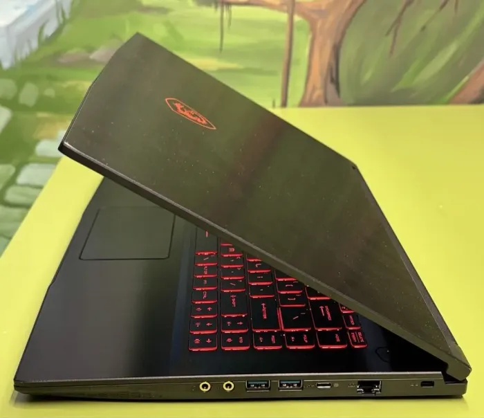 Ігровий ноутбук MSI Thin GF63 / 15.6" (1920x1080) IPS / Intel Core i5-12450H (8 (12) ядер по 3.3 - 4.4 GHz) / 8 GB DDR4 / 512 GB SSD / nVidia GeForce RTX 4050, 6 GB GDDR6, 96-bit / WebCam / Windows 10 б/у - зображення 4