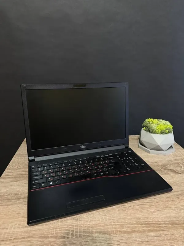 Ноутбук Б-клас Fujitsu Lifebook E554 / 15.6" (1366x768) TN / Intel Core i3-4000M (2 (4) ядра по 2.4 GHz) / 8 GB DDR3 / 256 GB SSD / Intel HD Graphics 4600 / Win 10 б/в - зображення 2