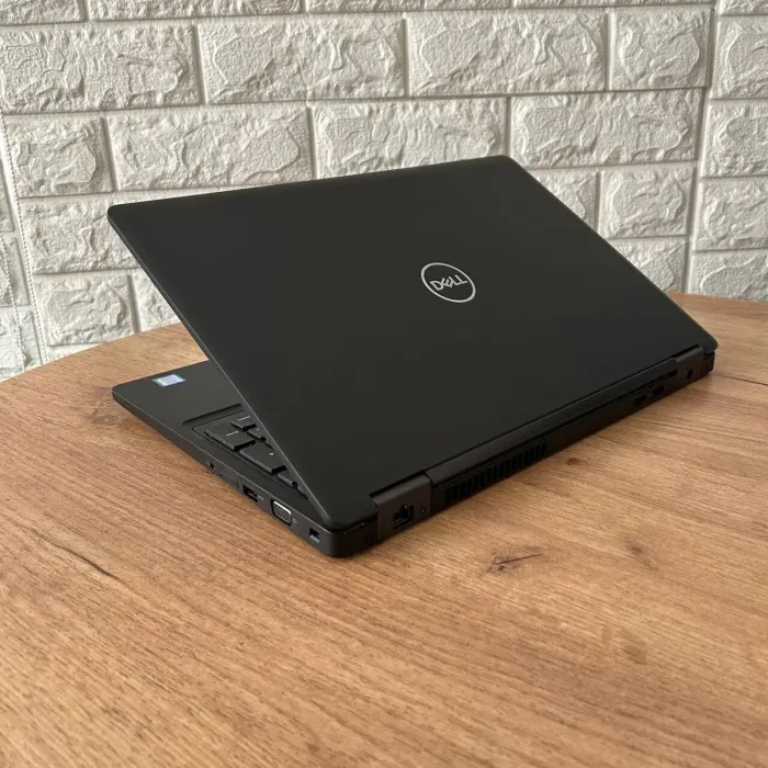 Ноутбук Dell Latitude 5590 / 15.6" (1920x1080) IPS / Intel Core i7-8650U (4 (8) ядра по 1.9 - 4.2 GHz) / 8 GB DDR4 / 256 GB SSD / Intel UHD Graphics 620 / WebCam б/в - зображення 6