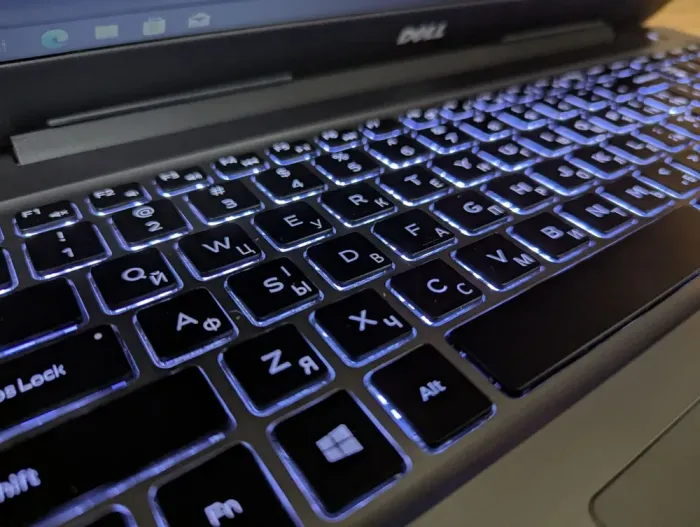 Ноутбук Dell Inspiron 5567 / 15.6" (1366x768) TN / Intel Core i5-7200U (2 (4) ядра по 2.5 - 3.1 GHz) / 8 GB DDR4 / 240 GB SSD / Intel HD Graphics 620 / WebCam / Windows 10 б/в - зображення 6