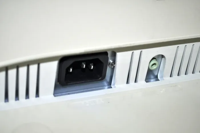 Монітор Б-клас Fujitsu B22W-7 / 22" (1680x1050) TN / USB 2.0, VGA, DVI, DisplayPort / Вбудовоні колонки 2x 1.5W / VESA 100x100 + Кабелі підключення (VGA та живлення) б/в - зображення 7