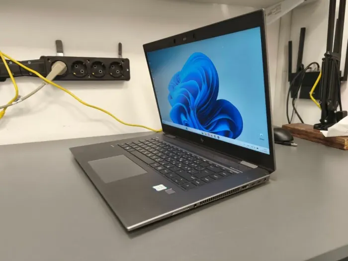 Мобільна робоча станція HP ZBook Studio G5 / 15.6" (1920x1080) IPS / Intel Core i7-9750H (6 (12) ядер по 2.6 - 4.5 GHz) / 32 GB DDR4 / 480 GB SSD / nVidia Quadro P1000, 4 GB DDR5, 128-bit / WebCam б/в - зображення 4