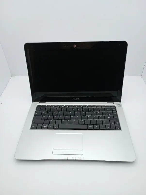 Ноутбук MSI X300 / 13.3" (1366x768) TN / Intel Core 2 Solo ULV SU3500 (1 ядро по 1.4 GHz) / 2 GB DDR3 / 250 GB HDD / Intel GMA 4500MHD / WebCam б/в - зображення 2