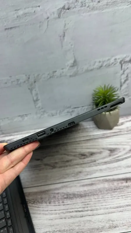 Нетбук Lenovo MIIX 520-12IKB / 12.2" (1920x1080) IPS Touch / Intel Core i5-8250U (4 (8) ядра по 1.6 - 3.4 GHz) / 8 GB DDR4 / 256 GB SSD / Intel UHD Graphics 620 / WebCam б/в - зображення 5