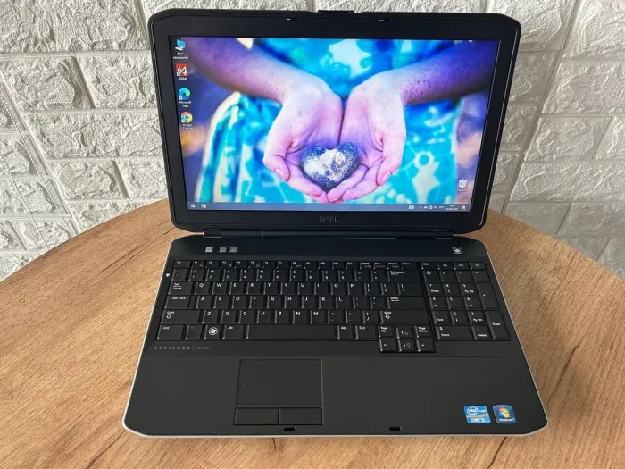 Ноутбук Dell Latitude E5530 / 15.6" (1366x768) TN / Intel Core i5-3210M (2 (4) ядра по 2.5 - 3.1 GHz) / 4 GB DDR3 / 120 GB SSD / Intel HD Graphics 4000 / VGA б/в - зображення 2