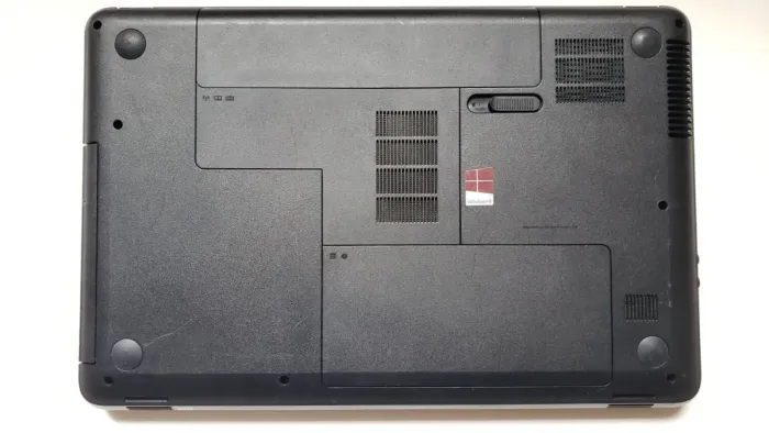 Ноутбук HP 2000 / 15.6" (1366x768) TN / Intel Core i3-3110M (2 (4) ядра по 2.4 GHz) / 8 GB DDR3 / 500 GB HDD / Intel HD Graphics 4000 / WebCam б/в - зображення 7