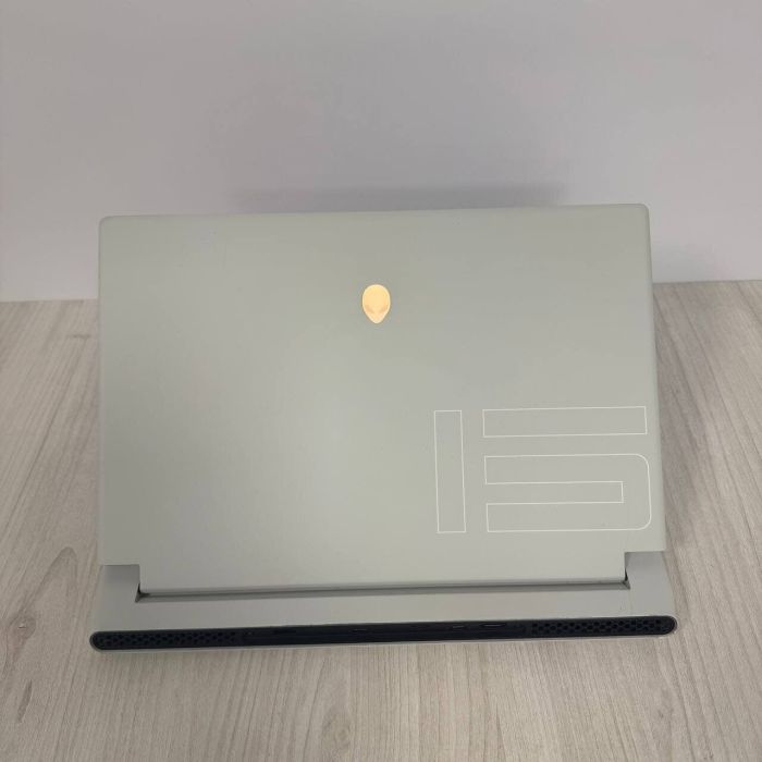 Ігровий ноутбук Б-класу Dell Alienware X15 R1 White / 15.6" (1920x1080) IPS / Intel Core i7-11800H (8 (16) ядер по 2.3 - 4.6 GHz) / 16 GB DDR4 / 512 GB SSD NVMe / nVidia GeForce RTX 3070, 8 GB GDDR6, 256-bit / WebCam б/в - зображення 3