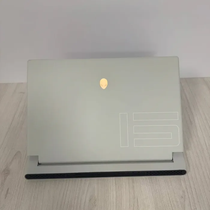 Ігровий ноутбук Б-класу Dell Alienware X15 R1 White / 15.6" (1920x1080) IPS / Intel Core i7-11800H (8 (16) ядер по 2.3 - 4.6 GHz) / 16 GB DDR4 / 512 GB SSD NVMe / nVidia GeForce RTX 3070, 8 GB GDDR6, 256-bit / WebCam б/в - зображення 3