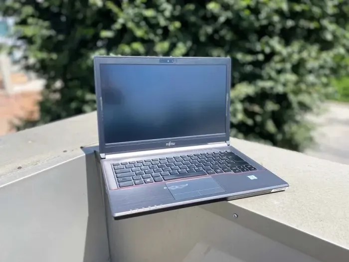 Ноутбук Fujitsu LifeBook E746 / 14" (1366x768) TN / Intel Core i5-6300U (2 (4) ядра по 2.4 - 3.0 GHz) / 8 GB DDR4 / 256 GB SSD / Intel HD Graphics 520 / WebCam / Win 10 б/в - зображення 4