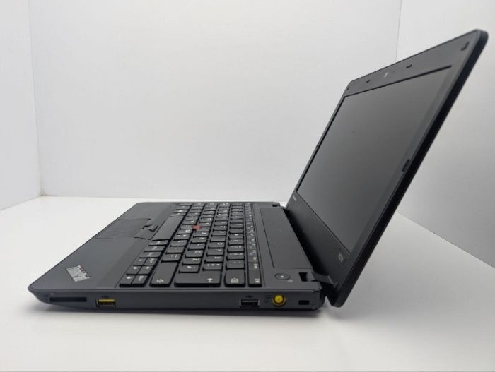 Нетбук Б-клас Lenovo ThinkPad X121e / 12.1" (1366x768) TN / AMD E-450 (2 ядра по 1.65 GHz) / 6 GB DDR3 / 120 GB SSD / AMD Radeon HD 6320 Graphics / WebCam / АКБ не тримає б/в - зображення 5