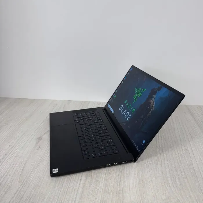 Ігровий ноутбук Razer Blade 15 RZ09-0369 / 15,6" (1920x1080) IPS / Intel Core i7-10750H (6 (12) ядер по 2,6 - 5,0 ГГц) / 16 ГБ DDR4 / 512 ГБ SSD NVMe / nVidia GeForce RTX 3070, 6 ГБ GDDR6, 256-біт / Веб-камера б/в - зображення 6