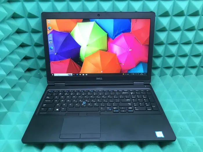 Робоча станція Б-клас Dell Precision 3520 / 15.6" PS / Intel Core i7-7820HQ (4(8) ядра по 2.9-3.9GHz) / 16GB DDR4 / 256GB SSD / Quadro M620, 2GB GDDR5, 128-bit / WebCam / HDMI / Win 10 б/в - зображення 2