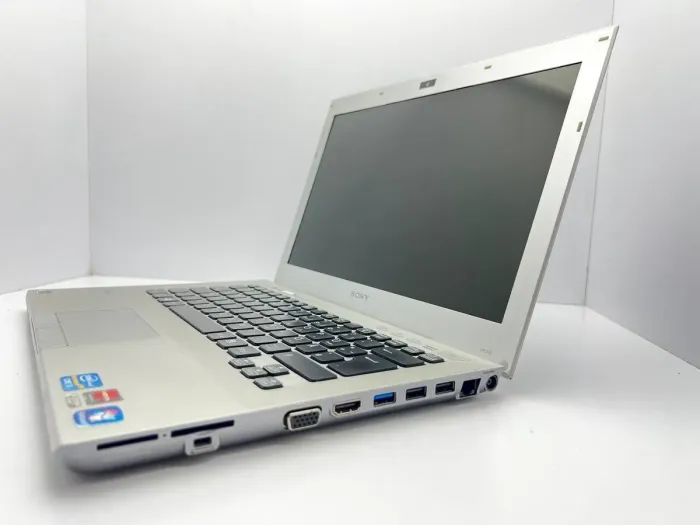 Ноутбук Б-клас Sony Vaio PCG-4251GM / 13.3" (1366x768) TN / Intel Core i5-2430M (2 (4) ядра по 2.4 - 3.0 GHz) / 6 GB DDR3 / 240 GB SSD / Intel HD Graphics 3000 / WebCam / Без АКБ б/в - зображення 4
