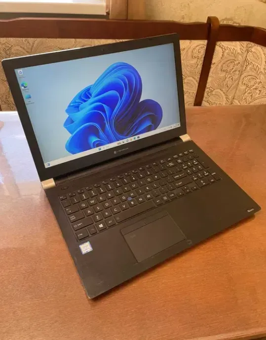 Ноутбук Б-клас Toshiba Dynabook TECRA A50-F / 15.6" (1920x1080) IPS / Intel Core i5-8250U (4 (8) ядра по 1.6 - 3.4 GHz) / 8 GB DDR4 / 256 GB SSD / Intel UHD Graphics 620 / WebCam б/в - зображення 2