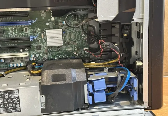 Системний блок Dell Precision 5810 Tower / Intel Xeon E5-1630 v4 (4 (8) ядра по 3,7 - 4,0 ГГц) / 32 ГБ DDR4 ECC / 240 ГБ SSD + 1000 ГБ HDD / без відеокарти / 685 Вт / DVD-RW б/в - зображення 10