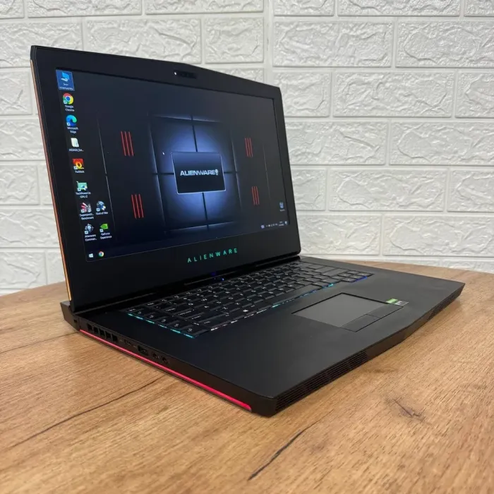 Ігровий ноутбук Dell Alienware 15 R3 / 15.6" (1920x1080) IPS / Intel Core i7-6820HQ (4 (8) ядра по 2.7 - 3.6 GHz) / 16 GB DDR4 / 500 GB SSD / nVidia GeForce GTX 1070, 8 GB GDDR5, 256-bit / WebCam б/в - зображення 4