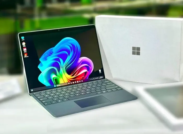 Ультрабук-трансформер Microsoft Surface Pro 11 2076 / 13" (2880x1920) IPS Touch / Snapdragon X Plus X1P-64-100 (10 ядер по 3.4 GHz) / 16 GB DDR5 / 512 GB SSD / Qualcomm Adreno X1-85 Graphics / WebCam / Win 11 Home б/в - зображення 3