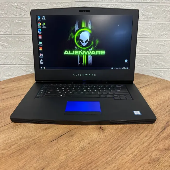 Ігровий ноутбук Б-клас Dell Alienware 15 R3 / 15.6" (1920x1080) IPS / Intel Core i7-6700HQ (4 (8) ядра по 2.6 - 3.5 GHz) / 16 GB DDR4 / 256 GB SSD + 1000 GB HDD / nVidia GeForce GTX 1060, 6 GB GDDR5, 192-bit / WebCam б/в - зображення 2