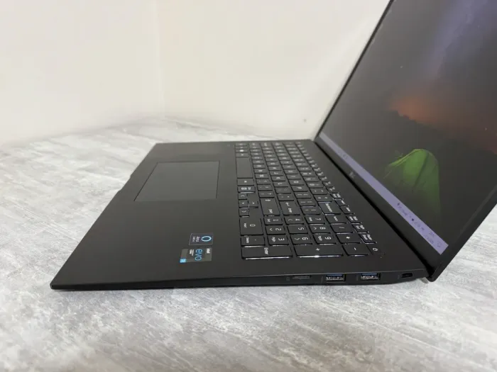 Ультрабук Б-клас LG Gram 17Z95P / 17" (2560x1600) IPS / Intel Core i7-1195G7 (4 (8) ядра по 2.9 - 5.0 GHz) / 16 GB DDR4 / 1000 GB SSD / Intel Iris Xe Graphics / WebCam / Win 11 Home б/в - зображення 5