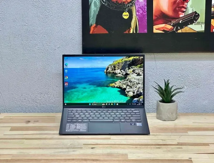 Ультрабук LG Gram 14Z90P / 14" (1920x1080) IPS / Intel Core i7-1165G7 (4 (8) ядра по 2.8 - 4.7 GHz) / 8 GB DDR4 / 512 GB SSD / Intel Iris Xe Graphics / WebCam / Win 11 Home б/в - зображення 2