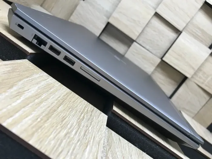 Мобільна робоча станція Б-клас HP ZBook 15 G5 / 15.6" (1920x1080) IPS Touch / Intel Core i7-8750H (6 (12) ядер по 2.2 - 4.1 GHz) / 16 GB DDR4 / 480 GB SSD / nVidia Quadro P1000, 4 GB GDDR5, 128-bit / WebCam б/в - зображення 5