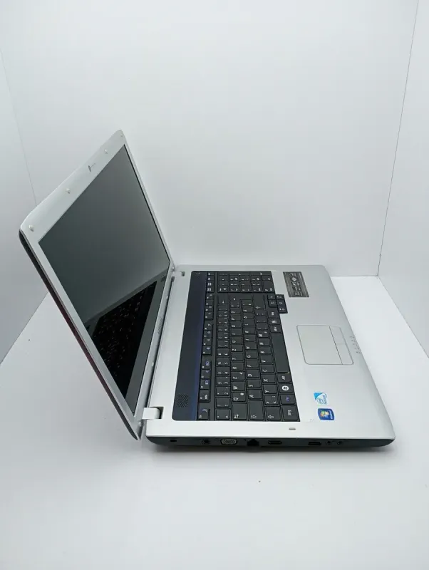 Ноутбук Samsung R730 / 17.3" (1600x900) TN / Intel Pentium T4300 (2 ядра по 2.1 GHz) / 6 GB DDR3 / 320 GB HDD / Intel GMA HD Graphics / WebCam б/в - зображення 3