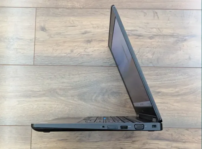 Ультрабук Б-клас Dell Latitude 5590 / 15.6" (1920x1080) TN / Intel Core i5-8350U (4 (8) ядра по 1.7 - 3.6 GHz) / 8 GB DDR4 / 128 GB SSD / Intel UHD Graphics 620 / WebCam / Win 11 б/в - зображення 5