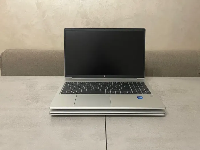 Ультрабук HP ProBook 450 G9 / 15.6" (1920x1080) IPS / Intel Core i5-1235U (10 (12) ядер по 3.3 - 4.4 GHz) / 16 GB DDR4 / 256 GB SSD M.2 / Intel Iris Xe Graphics / WebCam б/в - зображення 3