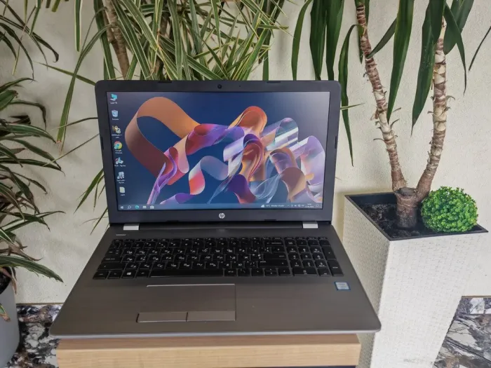 Ноутбук Б-клас HP 250 G6 / 15.6" (1366x768) TN / Intel Core i3-6006U (2 (4) ядра по 2.0 GHz) / 8 GB DDR4 / 128 GB SSD / Intel HD Graphics 520 / WebCam / DVD-ROM б/в - зображення 2