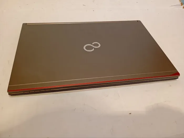 Ноутбук Fujitsu LifeBook E756 / 15.6'' (1366x768) TN / Intel Core i5-6300U (2 (4) ядра по 2.4 - 3.0 GHz) / 8 GB DDR4 / 256 GB SSD / Intel HD Graphics 520 / WebCam / DVD-RW б/в - зображення 4