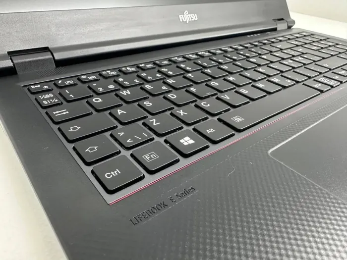 Ноутбук Fujitsu LifeBook E5511 / 15.6" (1920x1080) IPS / Intel Core i5-1135G7 (4 (8) ядра по 2.4 - 4.2 GHz) / 8 GB DDR4 / 256 GB SSD / Intel Iris Xe Graphics / WebCam б/в - зображення 6