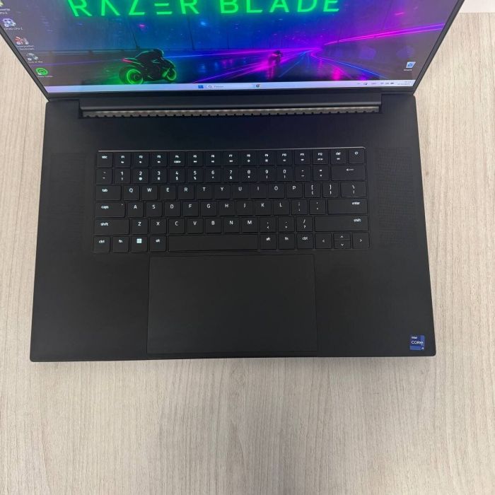 Ігровий ноутбук Б-класу Razer Blade 18 RZ09-0484 / 18" (2560x1600) IPS / Intel Core i9-13950HX (24 (32) ядра по 2,2 - 5,5 ГГц) / 32 ГБ DDR5 / 1000 ГБ SSD NVMe / nVidia GeForce RTX 4090, 16 ГБ GDDR6, 256-біт / Веб-камера б/в - зображення 3