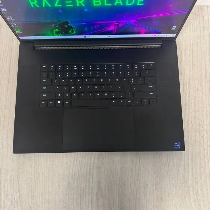 Ігровий ноутбук Б-класу Razer Blade 18 RZ09-0484 / 18" (2560x1600) IPS / Intel Core i9-13950HX (24 (32) ядра по 2,2 - 5,5 ГГц) / 32 ГБ DDR5 / 1000 ГБ SSD NVMe / nVidia GeForce RTX 4090, 16 ГБ GDDR6, 256-біт / Веб-камера б/в - зображення 3