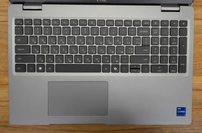 Мобільна робоча станція Dell Precision 3570 / 15,6" (1920x1080) IPS / Intel Core i7-1265U (10 (12) ядер по 3,6 - 4,8 ГГц) / 16 ГБ DDR4 / 512 ГБ SSD / nVidia T550, 4 ГБ GDDR6, 64-біт / WebCam / Windows 11 б/в - зображення 3