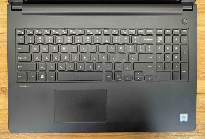 Ноутбук Б-клас Dell Latitude 3570 / 15.6" (1366x768) TN / Intel Core i3-6100U (2 (4) ядра по 2.3 GHz) / 8 GB DDR3 / 240 GB SSD / Intel HD Graphics 520 / WebCam / HDMI / Windows 10 б/в - зображення 4