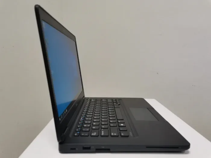 Ультрабук Dell Latitude 5490 / 14" (1920x1080) IPS / Intel Core i3-8130U (2 (4) ядра по 2.2 - 3.4 GHz) / 8 GB DDR4 / 128 GB SSD M.2 / Intel HD Graphics 620 / WebCam / HDMI / Windows 10 Pro б/в - зображення 4