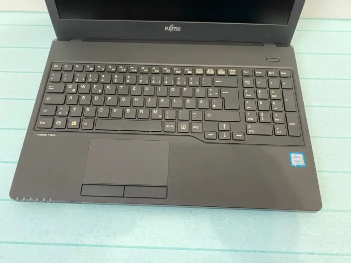 Ноутбук Fujitsu LifeBook A557 / 15.6" (1920x1080) IPS / Intel Core i5-7200U (2 (4) ядра по 2.5 - 3.1 GHz) / 8 GB DDR4 / 250 GB SSD / Intel HD Graphics 620 / WebCam / DVD-ROM б/в - зображення 5