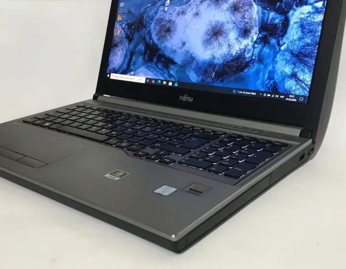 Мобільна робоча станція Fujitsu Celsius H770 / 15,6" (1920x1080) IPS / Intel Core i7-7820HQ (4 (8) ядра по 2,9 - 3,9 ГГц) / 16 ГБ DDR4 / 512 ГБ SSD / nVidia Quadro M2200, 4 ГБ GDDR5, 128-біт / WebCam / Win 10 Pro б/в - зображення 9