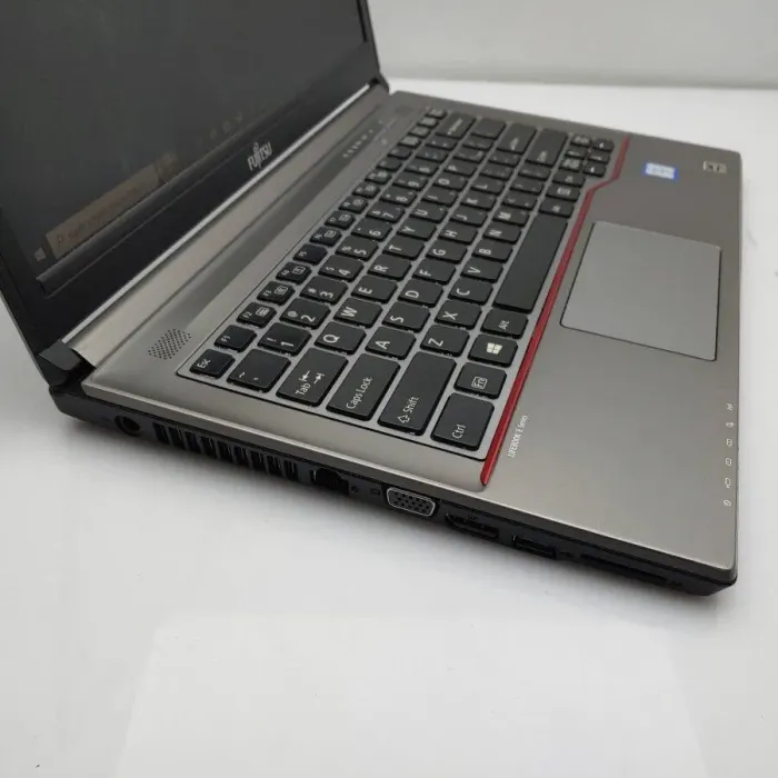 Нетбук Б-клас Fujitsu LifeBook E746 / 14" IPS / Core i7-6600U (2(4) ядра по 2.6-3.4GHz) / 8GB DDR4 / 120GB SSD / HD Graphics 520 / WebCam / Win 10 Pro б/в - зображення 4